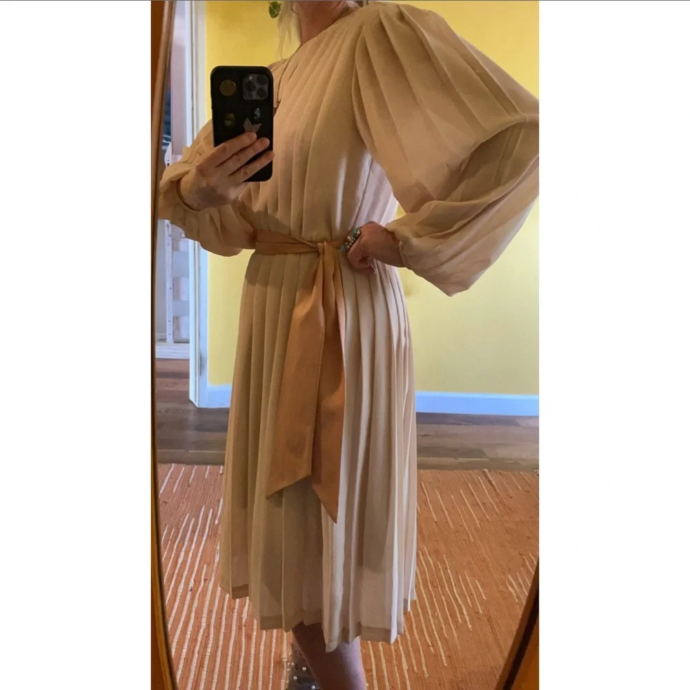 Vintage Ethereal Pleated Cream MIDI Dress - Picture 3 of 13